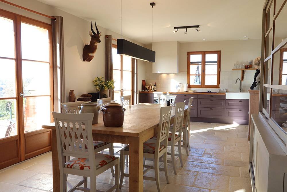 Open keuken met eettafel in het hoofdhuis