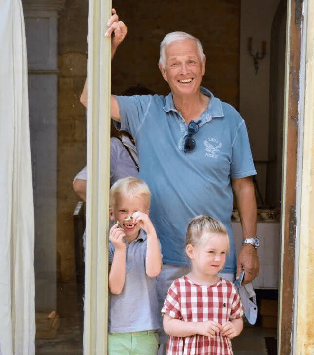 Cees Bekkers met kleinkinderen bij Porte Bonheur in de Dordogne