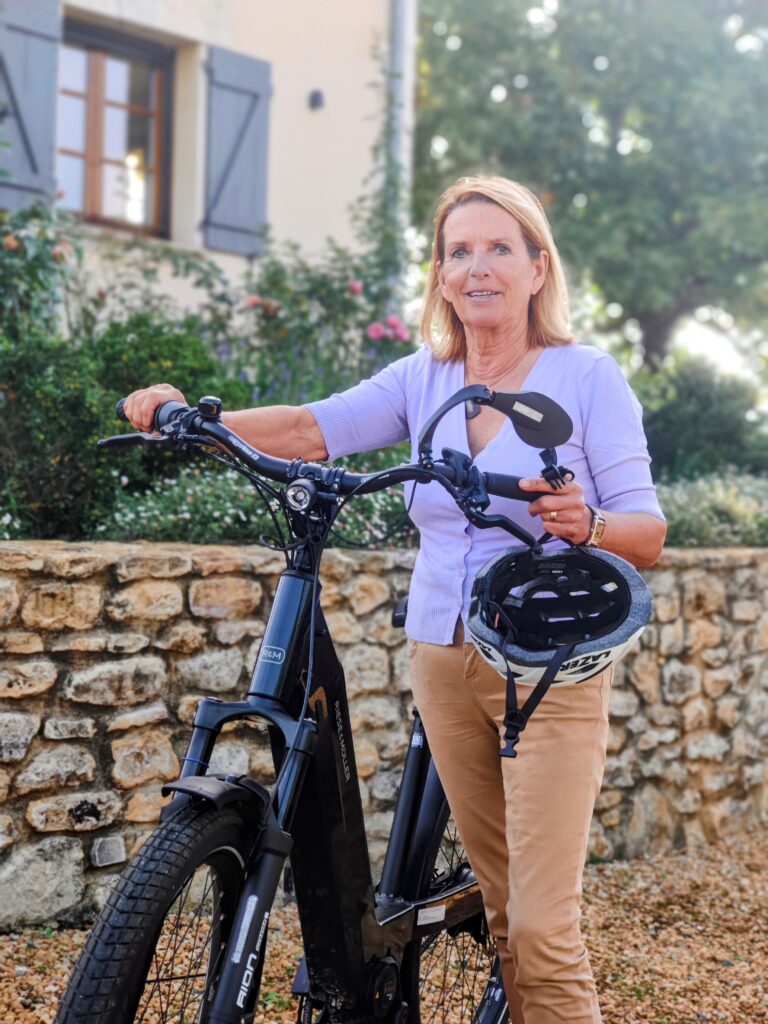 Henriëtte Bekkers met de fiets bij Porte Bonheur in de Dordogne