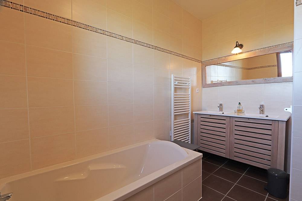 Badkamer met ligbad