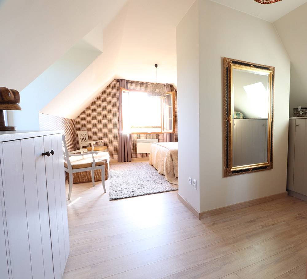 Lichte slaapkamer onder de kap