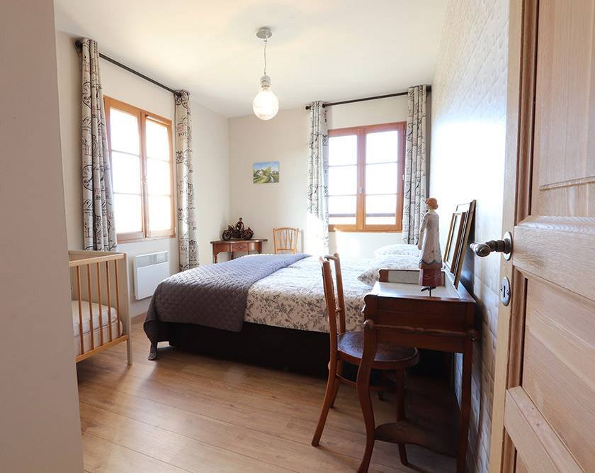 Ruime slaapkamer met tweepersoonsbed